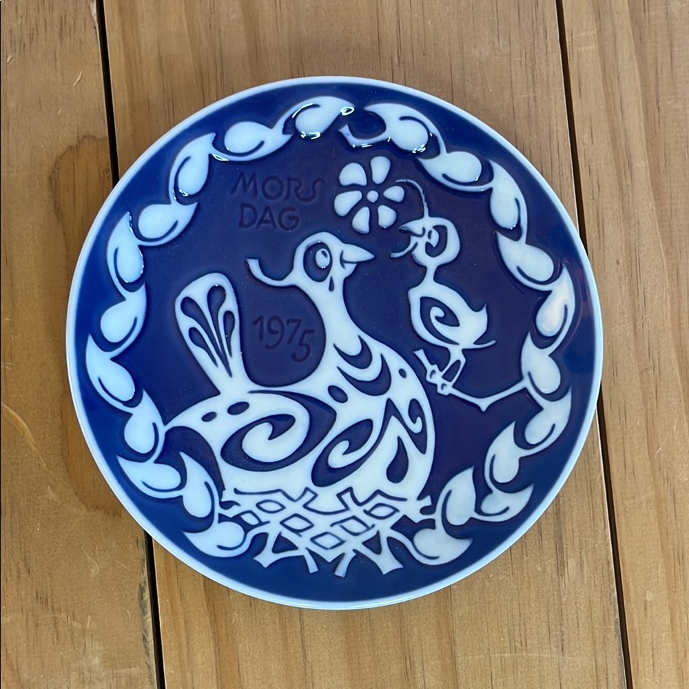 1975 Royal Copenhagen Mother's Day plate